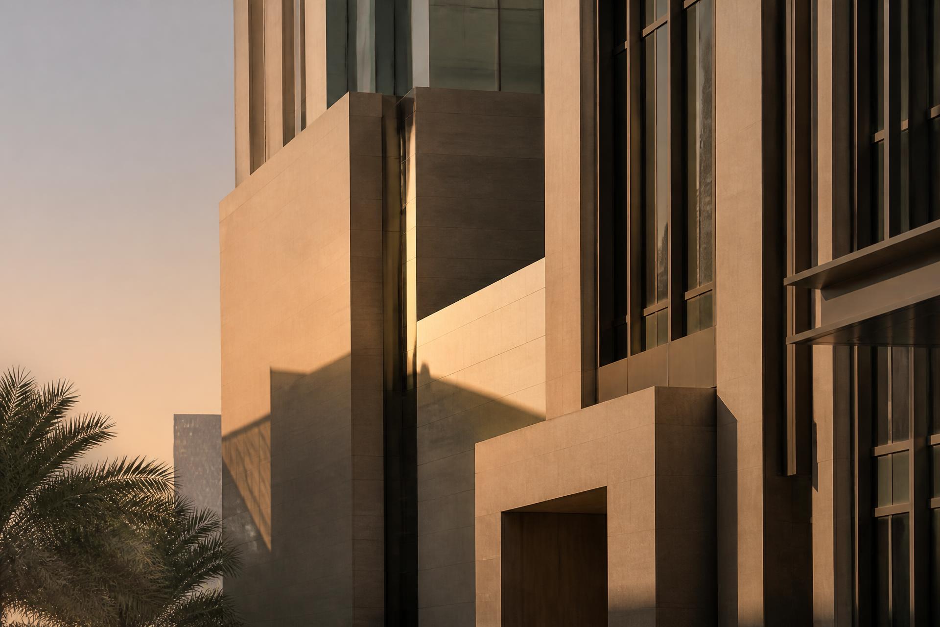 واجهة معمارية حجرية وزجاجية معاصرة في الرياض